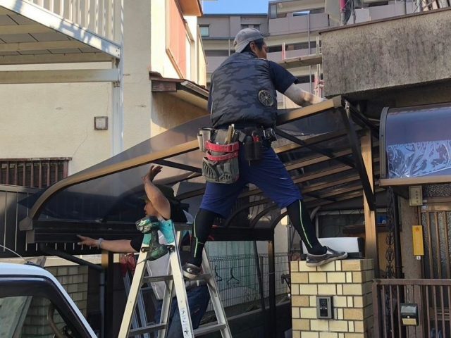 高砂市でポリカ屋根に交換中のカーポート